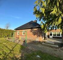 Einfamilienhaus mit Einl.-Wohnung, Lager u. Garagen auf 2.100 m² Eigenland in Lübeck-Niederbüssau - Lübeck-Niederbüssau (Nähe Elbe-Lübeck-Kanal)