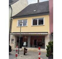 Mehrfamilienhaus mit 4 Einheiten, 5 Garagen und Freifläche in Stadtmitte - Höchstadt a.d.Aisch
