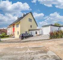 Modernisierte Doppelhaushälfte in Hemhofen: Familienidylle mit vielen Extras!