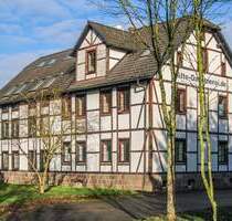 GROßES GRUNDSTÜCK, VIELE MÖGLICHKEITEN Mehrfamilienhaus in Mockrehna mit Landwirtschaftsfläche