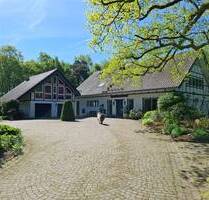 Stilvolles, sehr besonderes Landhaus-Ensemble mit vielfältigen Nutzungsmöglichkeiten in ruhiger Ortsrand-Höhenlage! - Nümbrecht Elsenroth