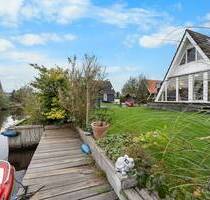 ~~Licht. Lage. Leichtigkeit. Ferienhaus mit Sonne im Gesicht und Wasser zu Füßen ~~ - Südbrookmerland / Bedekaspel