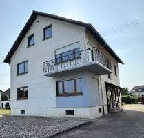 Solide gebautes 2-3 Familienhaus auf einem fantastischen Grundstück mit 3 Garagen, Balkon + Keller - Graben-Neudorf