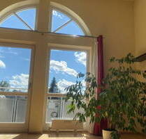 Lichtdurchflutet und über den Dächern Aichachs (4-Zimmer, Balkone) provisionsfrei!