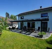 Neuwertiges, geräumiges Einfamilienhaus mit schönem Garten, Doppelgarage und Pkw-Stellplatz - Reutlingen Bronnweiler