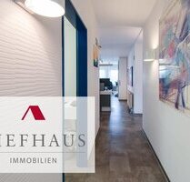Moderne Praxis-Bürofläche mit Parkplätzen in Bergtheim