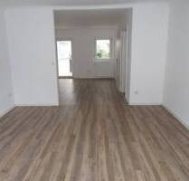 Schicke Wohnung im EG (Hochparterre) mit überdachtem Balkon, kleinem Garten, in einem 2 FHS, für 2 Pers., zentral und doch ruhig gelegen, in Rohrbach - Sankt Ingbert