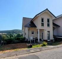 MODERNES DOPPELHAUS MIT TRAUMHAFTEN WEITBLICK FÜR WOHNGENIEßER - Höchst im Odenwald / Mümling-Grumbach