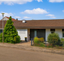 Großzügiger Bungalow mit Wintergarten, sonnigem Garten & zwei Garagen - ruhig und zentral in Oggersheim - Ludwigshafen