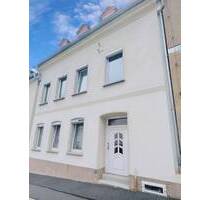 Teilsaniertes Reihenhaus mit Einliegerwohnung – renovierungsbedürftig, aber mit viel Potenzial - Meerane