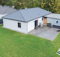 Ebenerdig wohnen in Feldrandlage: Energieeffizienter 4-Zi.-Bungalow mit großen Garten - Rom Klein Niendorf