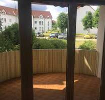 Erdgeschosswohnung mit 2 Zimmern, Tageslichtbad und Balkon + Option zur Übernahme der Küche - Eisenberg