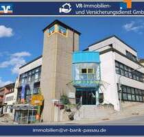 Zentral gelegenes Bank-Bürogebäude mit einem Wohn- und Geschäftshaus in 94078 Freyung