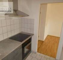 Zentral gelegene 2-Raumwohnung mit Süd-Balkon und neuer Küchenmöblierung, überdachter PKW-Stellplatz im Haus - Werdau