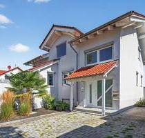 Gepflegtes 1-2-Familienhaus mit großzügigem Wohnkomfort in Karlsdorf-Neuthard