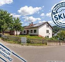 Aussicht über Adenau im beliebten Wohngebiet: Einfamilienhaus mit Garten und Garage