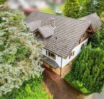 **Geräumiges Zwei-Familien-Wohnhaus auf großem Grundstück in ruhiger Wohnlage** - Schlüchtern Elm
