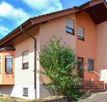 Großzügiges Zweifamilienhaus mit Terrasse, Wintergarten, Balkon, Doppelgarage, Sauna, Kachelofen - Sinsheim Steinsfurt