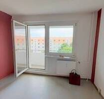 Ab sofort frei: Preiswerte und renovierungsbedürftige 2-Zimmer-Wohnung im 4.OG mit Balkon - Lauchhammer