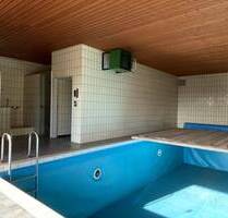 Zweifamilienhaus mit großzügigem Hallenanbau und eigenem Wellnessbereich - Wellendingen