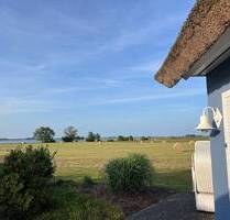 Charmantes Reetdachhaus mit moderner Ausstattung und Boddenblick - Ummanz Mursewiek