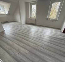 Neues Laminat - Uni-nah - Wohnzimmer mit Arbeitsecke - Chemnitz Bernsdorf