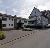 Gepflegtes Wohnensemble mit 2 Zweifamilienhäusern und Scheune auf großem Grundstück - Mücke-Nieder-Ohmen
