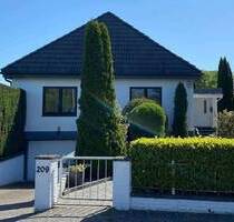 Geräumiges Einfamilienhaus mit großzügigem Garten, Sauna und Schwimmbad - Halstenbek