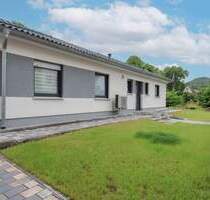 Wohnen auf einer Fläche: Gepflegter Bungalow mit Garten, Terrasse und Doppelgarage - Albstadt Tailfingen