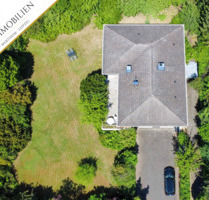 Direkt in Marktheidenfeld: Zeitloses Architektenhaus mit parkähnlichem Grundstück