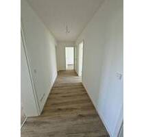 frisch renovierte 3-Zimmerwohnung im 2. ObergeschossDachgeschoss mit Balkon in der Westsiedlung - Ochsenfurt