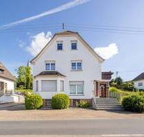 Großes Zweifamilienhaus mit Garage, Lagerraum und Innenhof in guter Lage von Oberlahr!