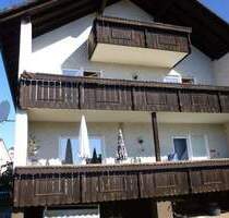 Top modernisierte 3-Zimmer-Wohnung mit großem Balkon und Garage im 3-Familienhaus in Allersberg