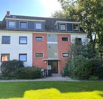 PURNHAGEN-IMMOBILIEN - Gemütliche 2-Zimmer-Dachgeschosswohnung mit Balkon und Garage - Bremen / St. Magnus