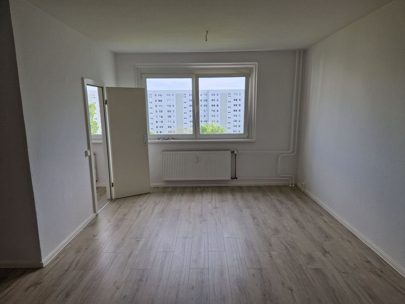 Super geräumiges Apartment mit Wannenbad, Balkon und Aufzug! - Berlin Neu-Hohenschönhausen