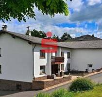 Einfamilienhaus mit Nebengebäuden und Baugrundstück in schöner Lage - Utscheid