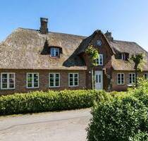 Charmantes Friesenhaus unter Reet mit Carport und optionaler Ferienwohnung in bevorzugter Lage - Niebüll