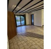 Lichtdurchflutete Wohnung in Zweifamilienhaus mit großem Balkon in Krefelder Bestlage zu vermieten