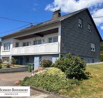 Ein- bis Zweifamilienhaus mit tollem Garten wartet in Westernohe auf neue Bewohner.