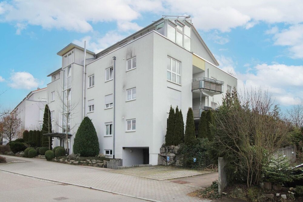 Zögern Sie nicht: Gepflegte Etagenwohnung mit Balkon und 2 Garagen in familienfreundlicher Lage - Magstadt