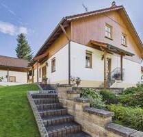 Viel Raum für Familie und Ideen - Einfamilienhaus mit Einliegerwohnung, Garten und Nebengebäude - Egenhofen Pischertshofen