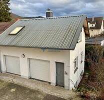 Seltene Gelegenheit im Herzen von Dossenheim! Separates Haus im Innenhof: Appartement mit 2 Garagen und Räumen im Souterrain