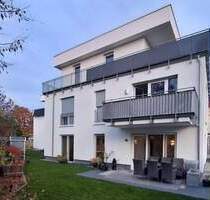 Wohnen auf höchstem Niveau: A+ Effizienz, großer Privatgarten & Tiefgaragenplatz in gesuchter Lage! - Wöllstadt Nieder-Wöllstadt