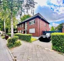 **SELBER im renovierten EG 110 m² mit Garten wohnen und 3 renovierte Wohnungen vermieten** - Mönchengladbach Rheindahlen