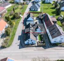 Außergewöhnliche Immobilie – Maisonette Wohnung mit drei Garagen und Hebebühne in Holzheim Weisingen
