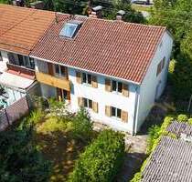 Ideal für die Familie! Perfektes Grundstück mit Altbestand (DHH) in guter LageHaar wartet auf Sie!