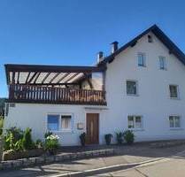 Attraktives Zweifamilienhaus zum Bezug in Trausnitz