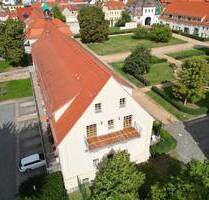 +++ Hochwertig ausgestattete 3-Zi-Wohnung mit Balkon, EBK, Parkett uvm. in Brandis +++