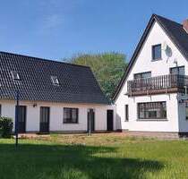 +++HALBINSEL DARSS+++Zum Verkauf steht ein großzügiges Einfamilienhaus in Hafennähe von Zingst.