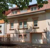 Top Zweifamilienhaus (vermietet) mit Terrasse, Balkonen, pflegeleichtem Garten zur Südseite und Garage, in St. Ingbert-SÜD - Sankt Ingbert